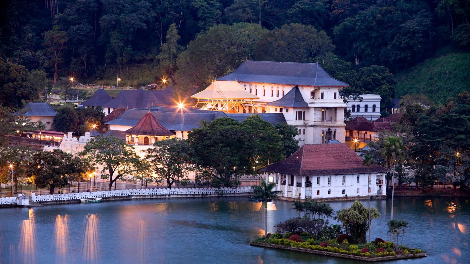 Kandy and its lake